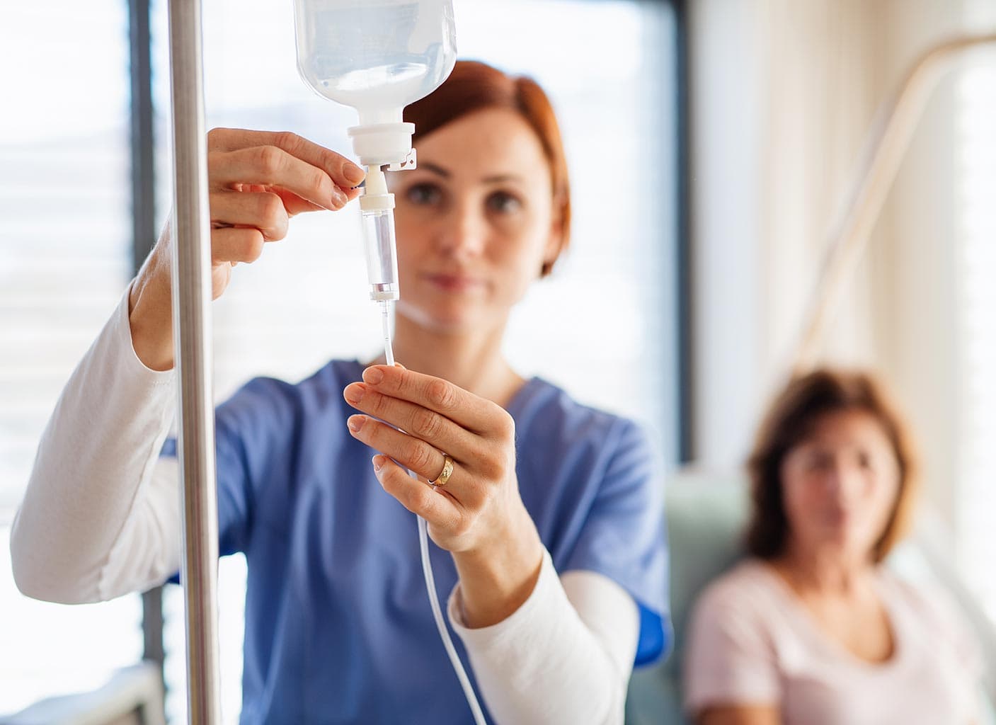 Enfermeira ajustando medicamento de um paciente